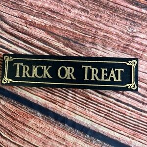 Black and Gold Trick or Treat Sign